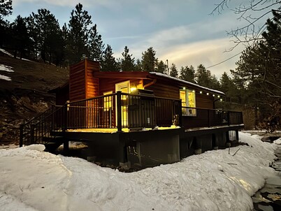 Cozy cabin on creek with hot-tub and sauna