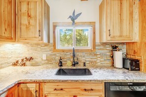 Private kitchen - Cozy cabin on creek with hot-tub and sauna (Golden)