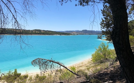 Una vista incantevole su un lago color turchese, circondato da alberi e colline.. Casa Mathilda