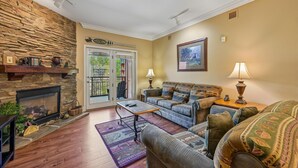 Living area - Baskins Creek 312 (Gatlinburg)
