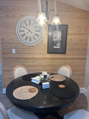 Dining - Cozy 2-bedroom house in beautiful Southern Albemarle close to numerous vineyards (Scottsville)