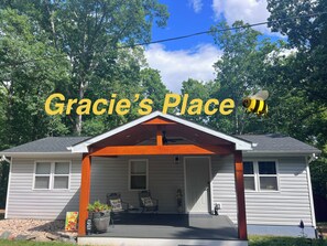 Exterior - Cozy 2-bedroom house in beautiful Southern Albemarle close to numerous vineyards (Scottsville)