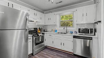 Condo, Multiple Beds (Baskins Creek 406) | Private kitchen