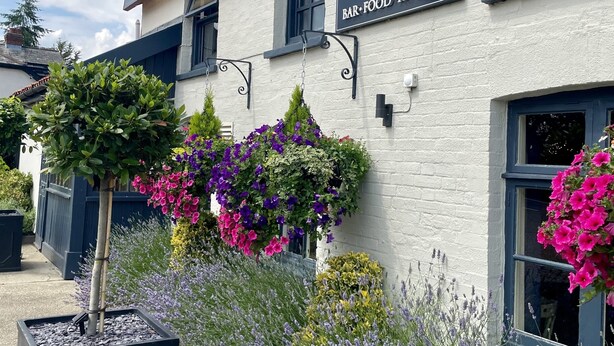 Un edificio con un cartel que dice 'Kings Arms Bar, Food, Rooms'.