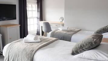 Classic Twin Room, Ensuite | Desk, laptop workspace, iron/ironing board, WiFi (free)