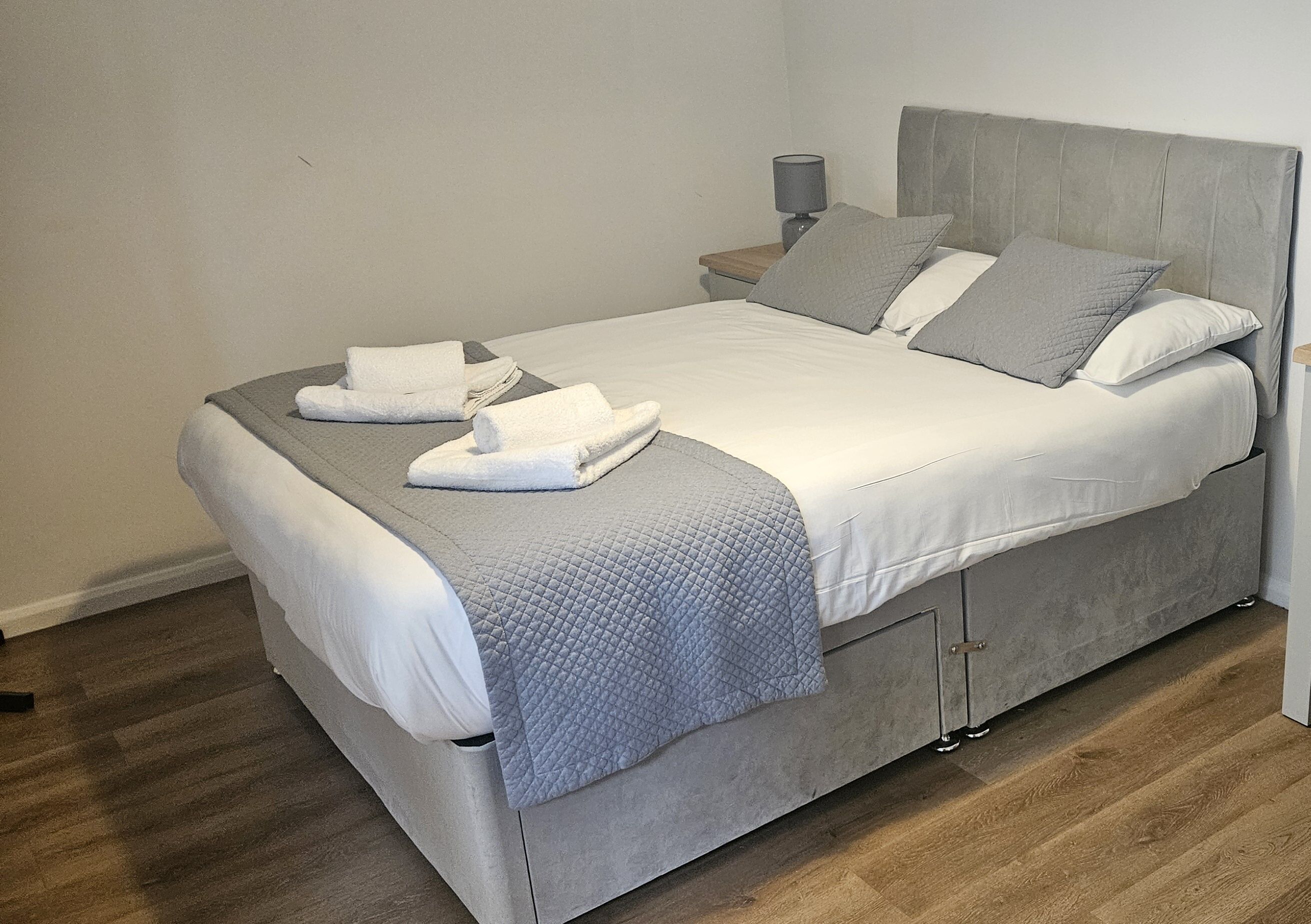 Standard Double Room, Ensuite | Desk, laptop workspace, iron/ironing board, free WiFi