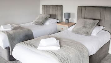Classic Twin Room, Ensuite | Desk, laptop workspace, iron/ironing board, free WiFi