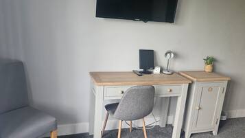 Deluxe Double Room, Garden View | Interior