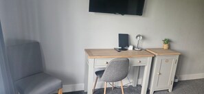 Deluxe Double Room, Garden View | Interior - The Kings Arms Broad Green (Broad Green)