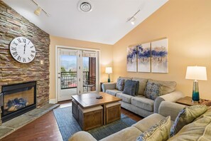Living area - Baskins Creek 407 (Gatlinburg)