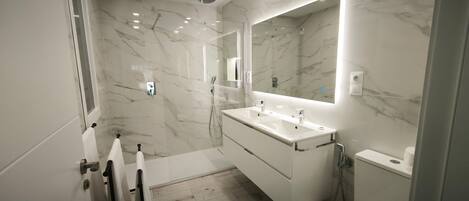 Shower, hair dryer, towels