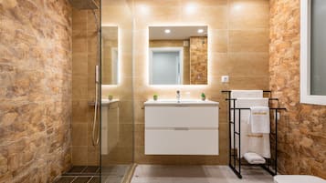 Een douche, een haardroger, handdoeken
