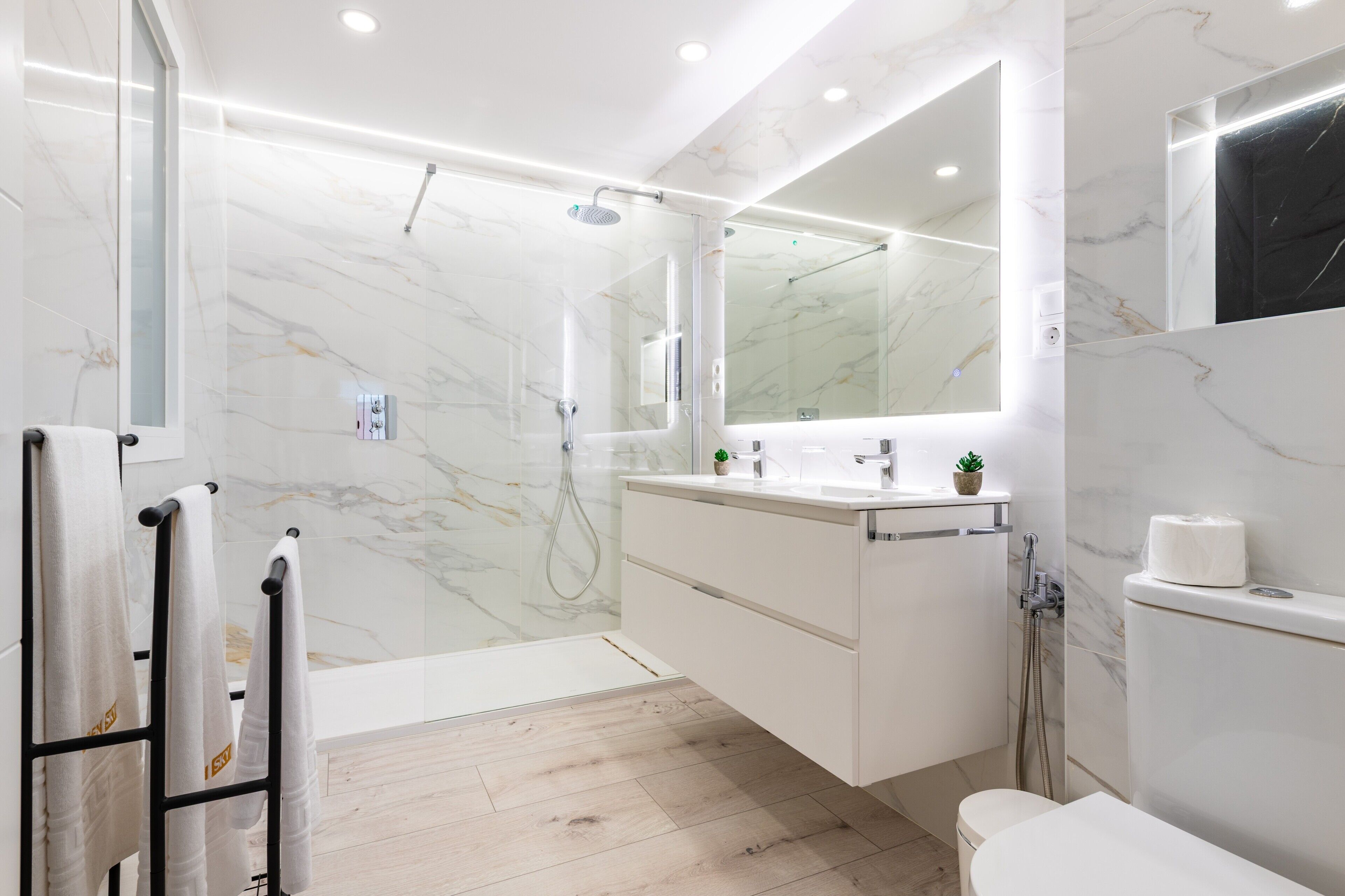 Een douche, een haardroger, handdoeken