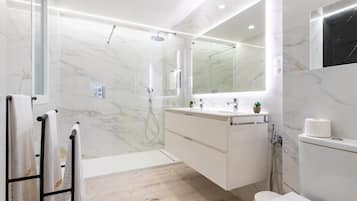Een douche, een haardroger, handdoeken