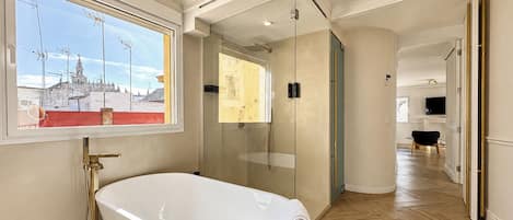 Apartment (2 Bedrooms) | Bathroom | Separate tub and shower, free toiletries, hair dryer, towels