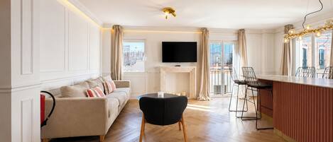 Apartment (2 Bedrooms) | Wohnbereich | 55-Zoll-Smart-TV mit Digitalempfang