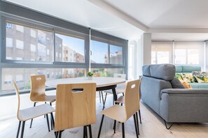Dining - Apartment 'Golden Sky 2ª' with Shared Terrace, Wi-Fi and Air Conditioning (Benicarló)