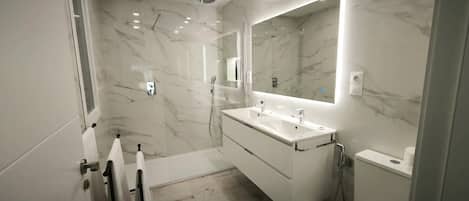Shower, hair dryer, towels