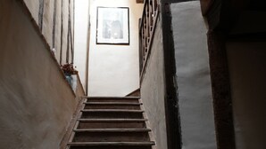 A wooden staircase with a handrail, leading to a room with a framed picture on the wall. - Charming 3 Bed/2 Bath House in Medieval Village (Tillac)