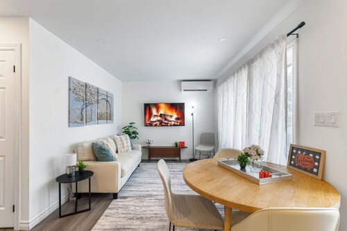 Cozy Guest Suite in Barrie| 2 Bedrooms | 2 parking| Laundry in unit
