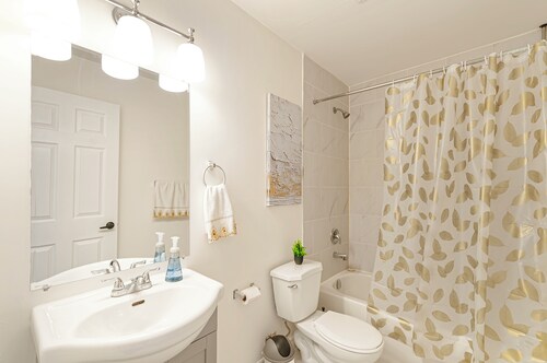 Cozy Guest Suite in Barrie| 2 Bedrooms | 2 parking| Laundry in unit