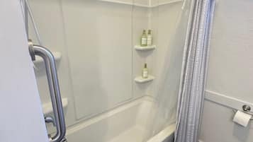 Haartrockner, Handtücher, Seife, Shampoo