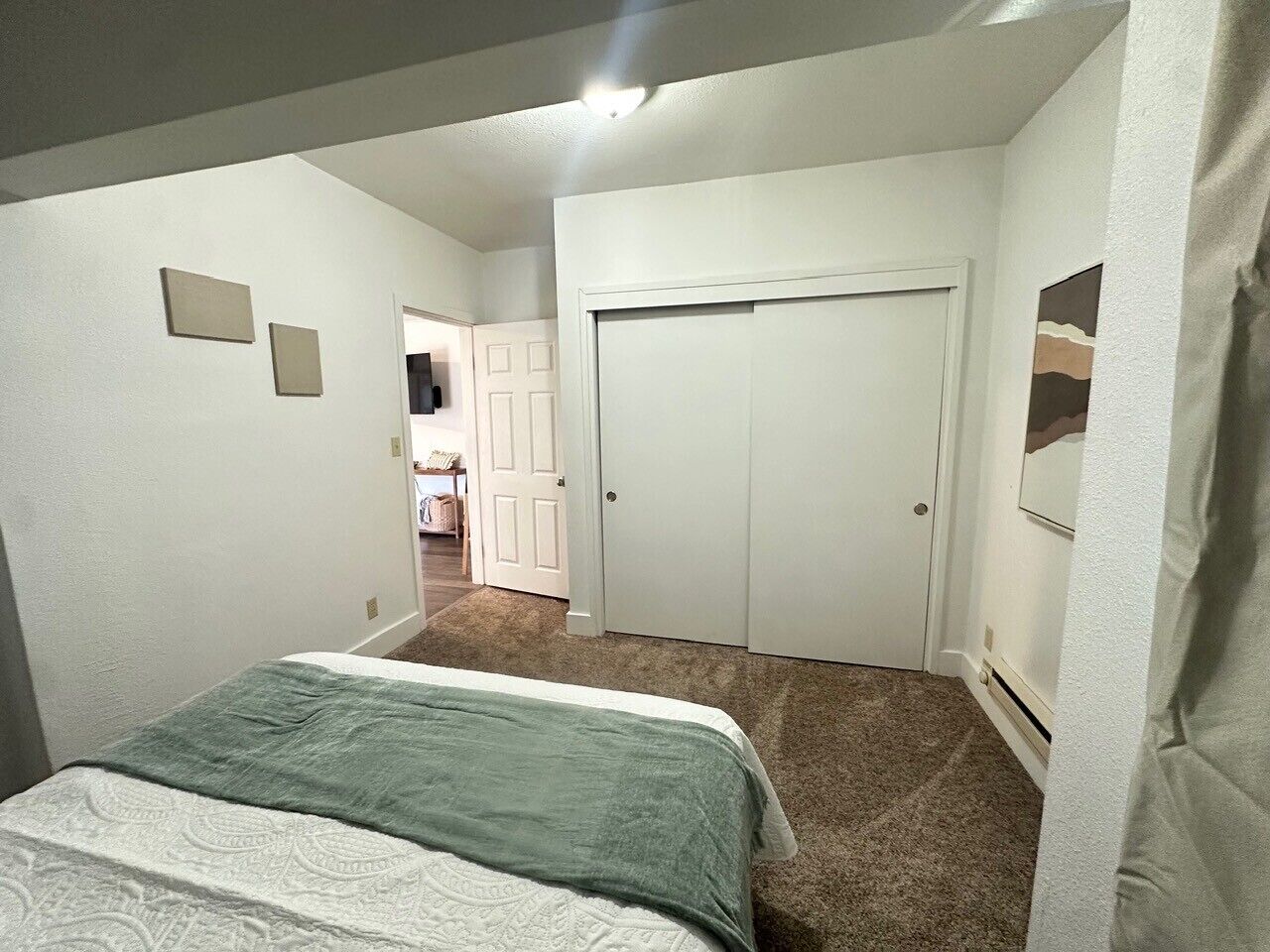 2 bedrooms, travel cot, WiFi, bed sheets