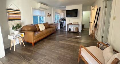 The Downtown Cozy Blue Bungalow 2br