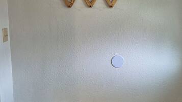 Une pièce avec un banc en bois et trois éléments décoratifs en bois fixés au mur.