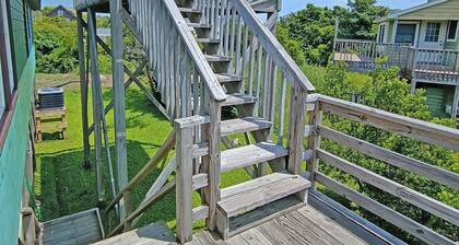 4-bedroom cottage with short walk to beach. A/C, Wifi, Pets accepted