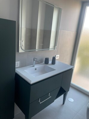 Shower, hair dryer, bidet, towels - Vrbo Property (Napoli)