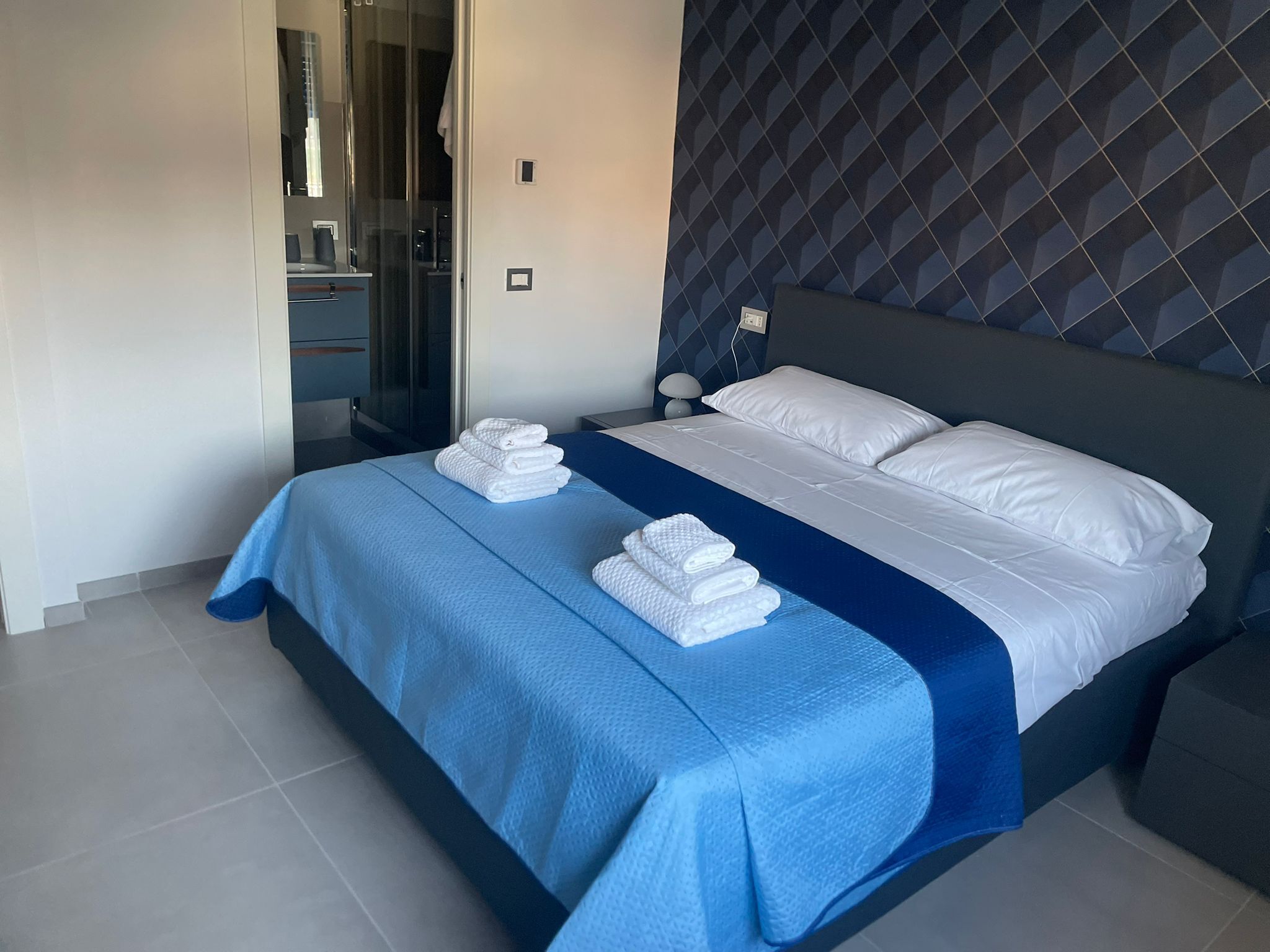 2 bedrooms, iron/ironing board, internet, bed sheets