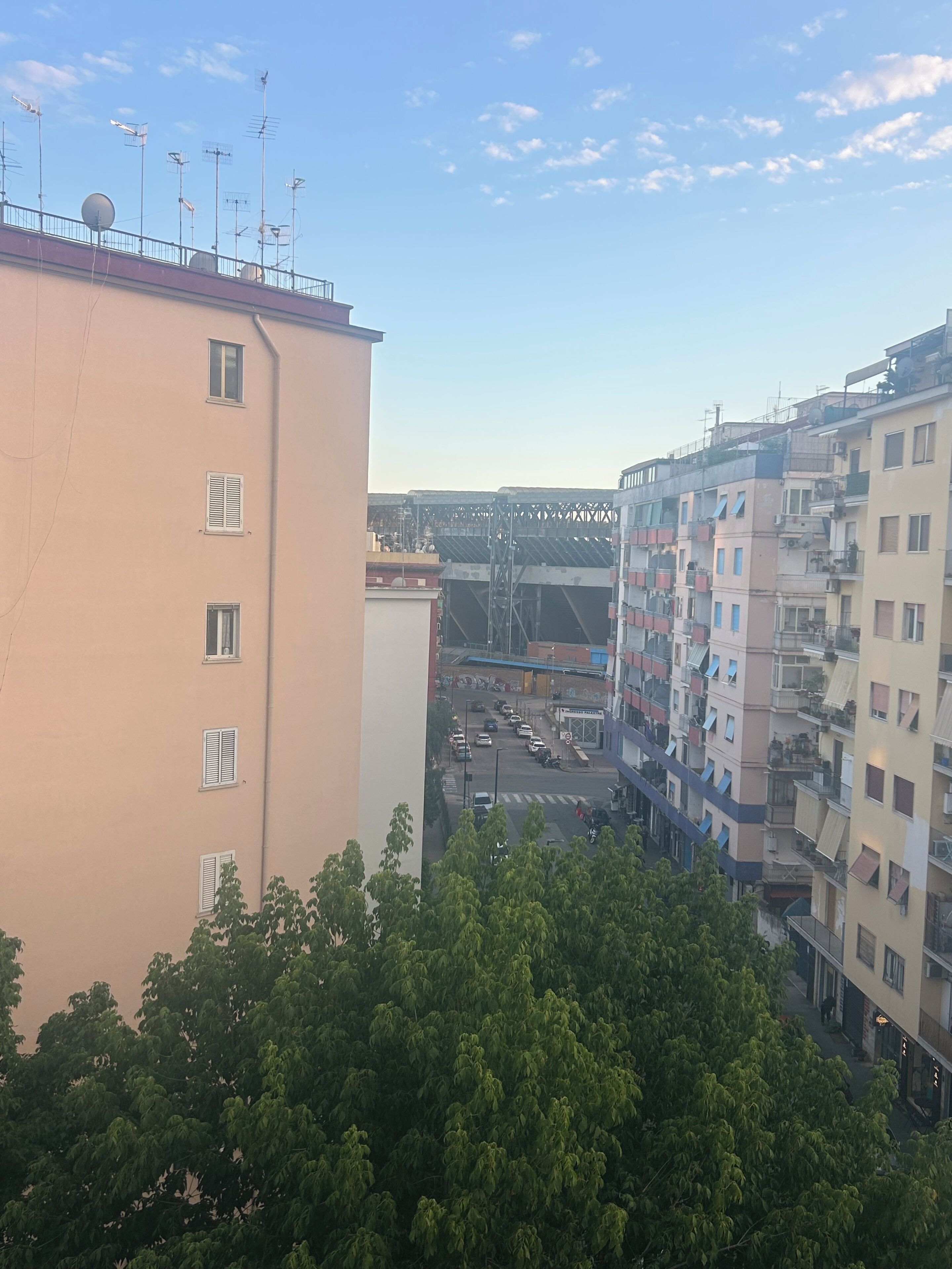 Un edificio de varios pisos con balcones y vista a la calle.