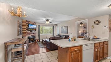 Condo, varias camas (Mountain View Memories Unit #2102) | Área de sala de estar
