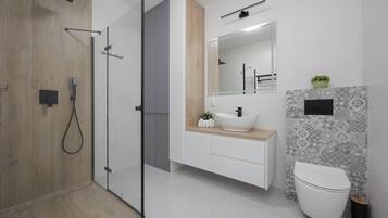 Douche, sèche-cheveux, serviettes fournies, shampoing