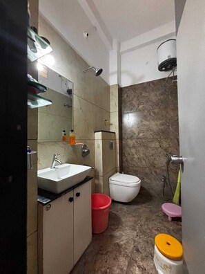 Klassiek appartement, balkon, uitzicht op stad | Badkamer | Handdoeken, zeep, toiletpapier