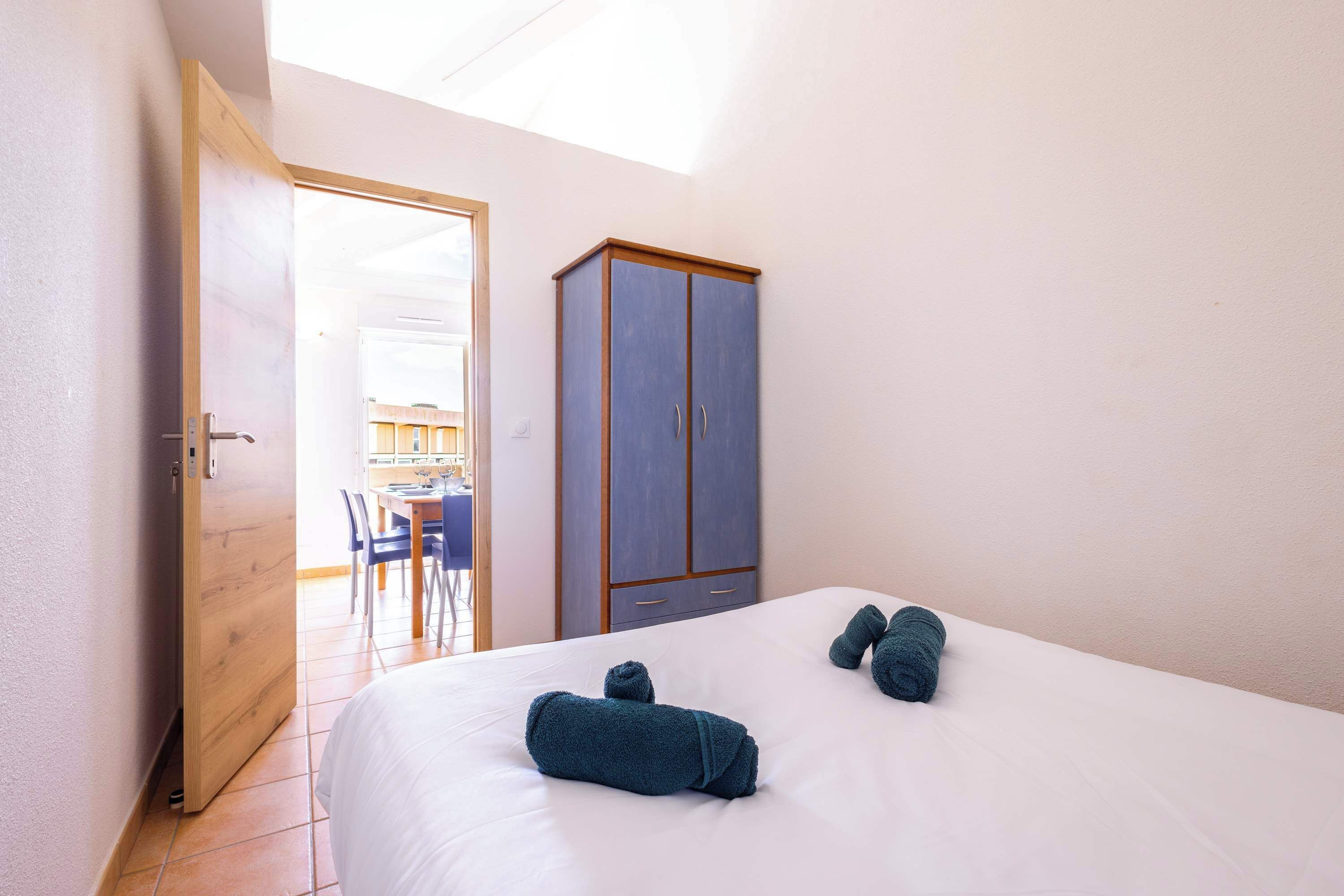 2 bedrooms, iron/ironing board, bed sheets