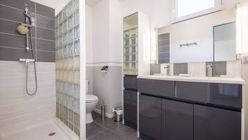 Shower, hair dryer, towels