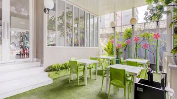 House | Outdoor dining