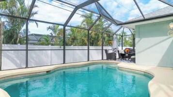 Una piscina al aire libre, una piscina climatizada