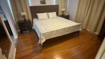 3 habitaciones, escritorio y tabla de planchar con plancha