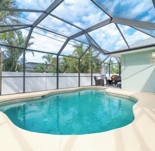 Venice Getaway/Spacious 3BR with a private heated pool