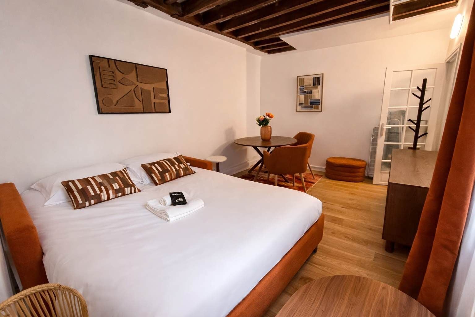 Iron/ironing board, bed sheets