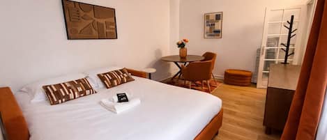 Iron/ironing board, bed sheets