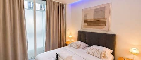 Tabla de planchar con plancha, wifi y ropa de cama