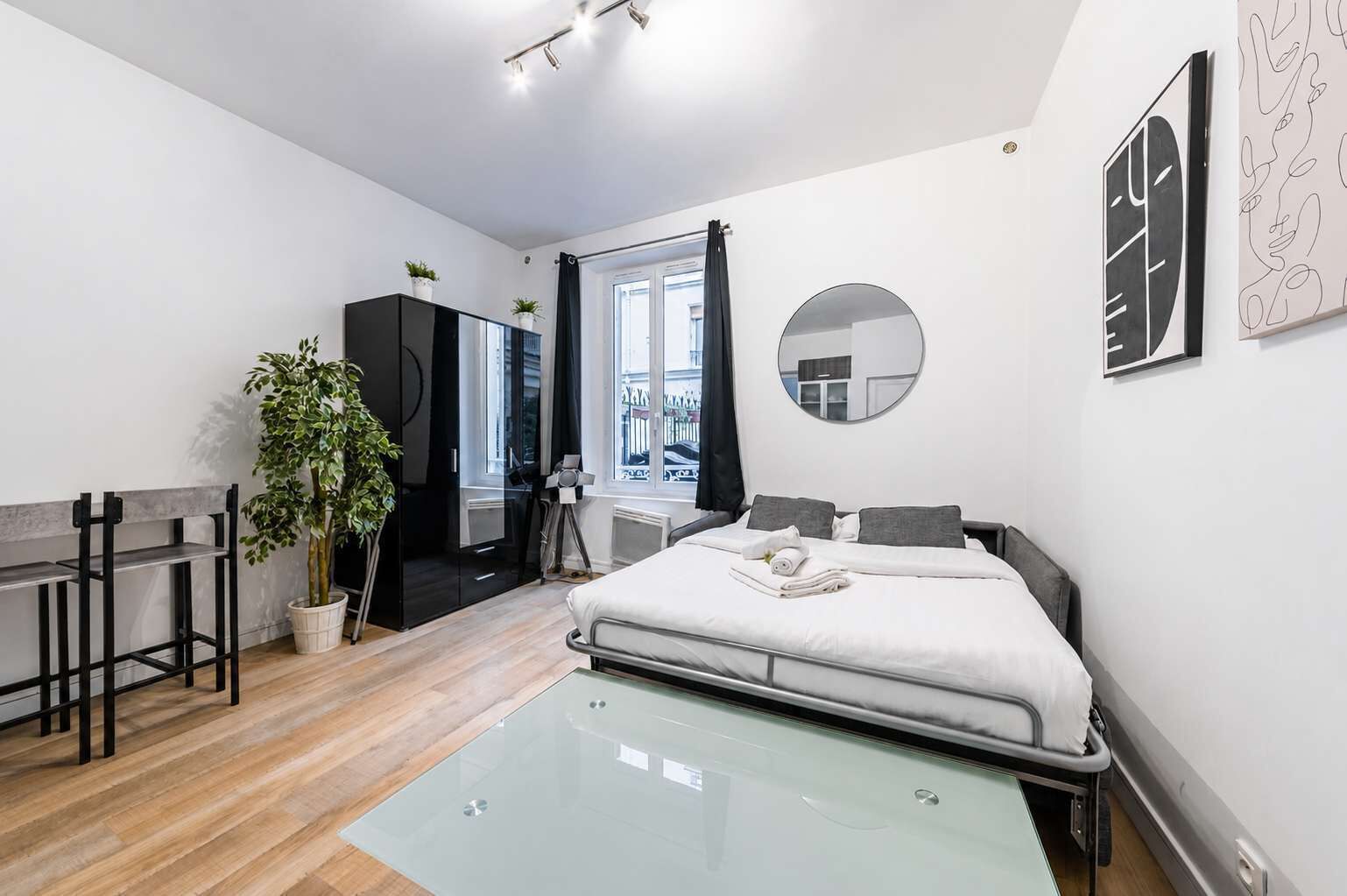 Iron/ironing board, bed sheets