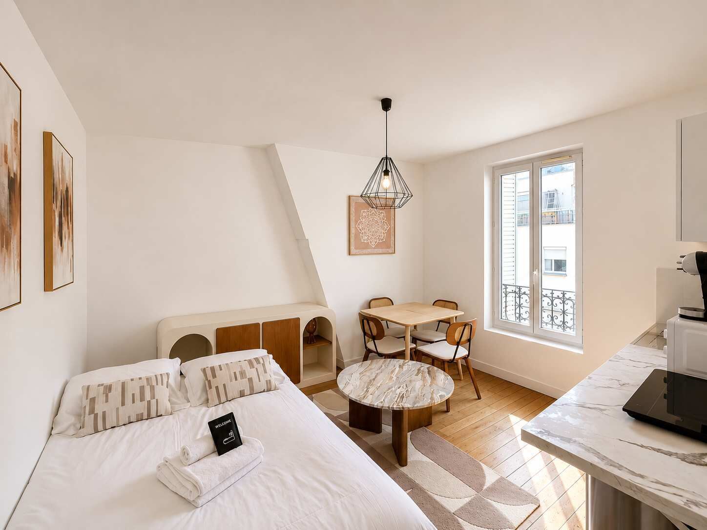 Iron/ironing board, bed sheets