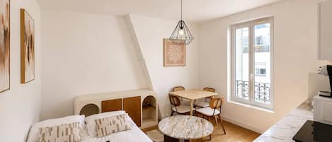 Iron/ironing board, bed sheets