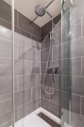 Shower, hair dryer, towels, shampoo - Charmant Studio près de Gare du Nord (Paris)