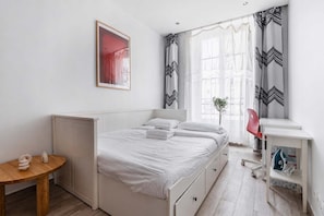 Iron/ironing board, bed sheets - Charmant Studio près de Gare du Nord (Paris)